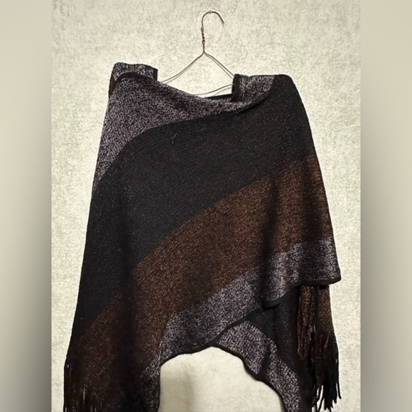 Poncho  with sparkles . - Picture 1 of 2